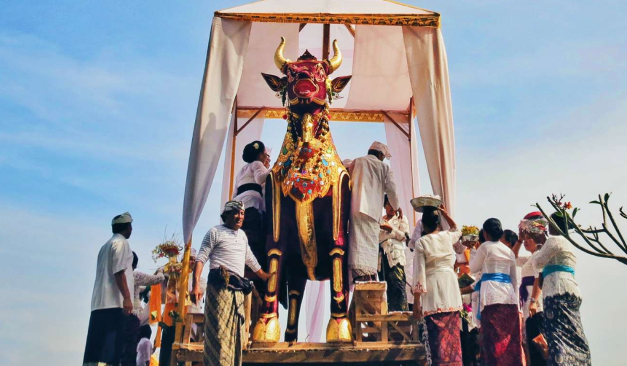 Keunikan Tradisi Lokal Indonesia Yang Masih Dilestarikan